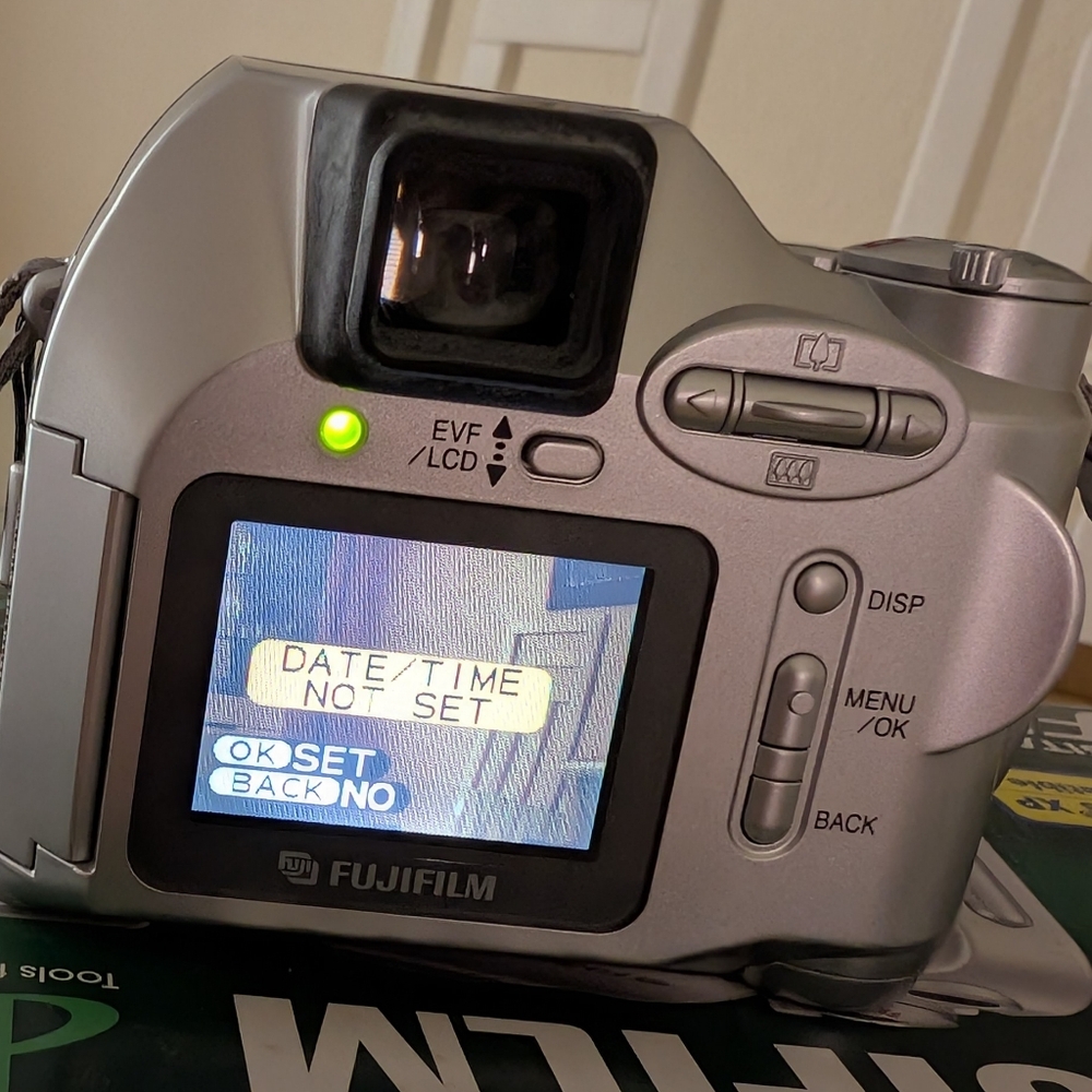 FUJIFILM FINEPIX 2800 MEGAPIXEL 6x OPTICAL ZOOM VIDEO & AUDIO DIGITAL CA… - Picture 3 of 14